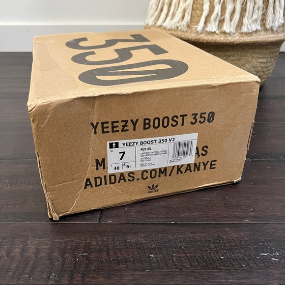 Yeezy Boost 350 V2 - Picture 3 of 3